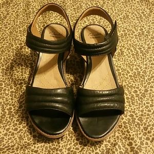 Clarks black 8.5 wedges